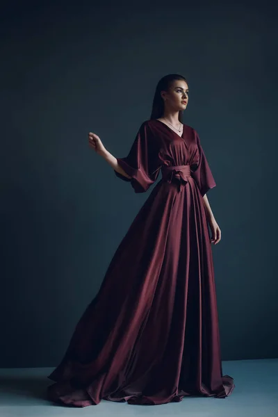 Zarif Kız Bordo Elbise Güzellik Portresi — Stok fotoğraf