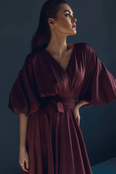 Elegante Meisje Bordeaux Jurk Portret Van Schoonheid — Stockfoto