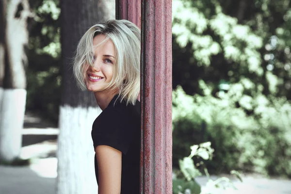 Junge Lächelnde Frau Hintergrund Park Lifestyle Porträt — Stockfoto