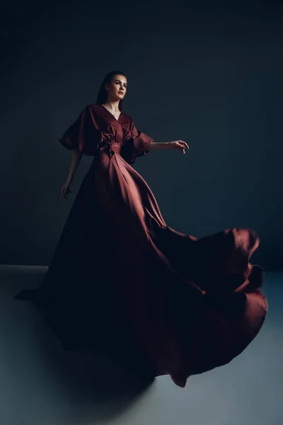 Zarif Kız Bordo Elbise Güzellik Portresi — Stok fotoğraf