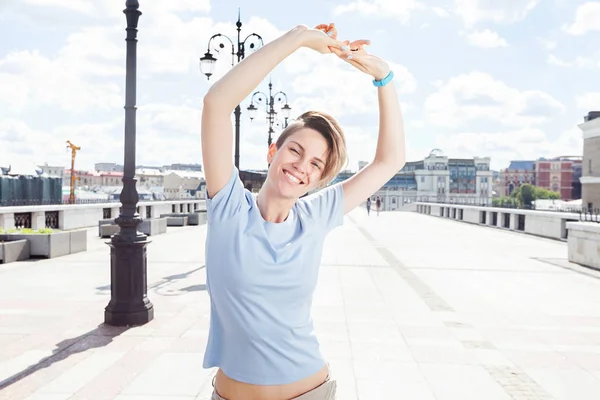 Jonge Lachende Vrouw Brug Achtergrond Van Stadsgezicht Portret Van Levensstijl — Stockfoto