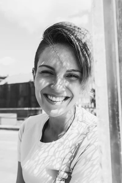 Jonge Lachende Vrouw Achtergrond Van Stadsgezicht Portret Van Levensstijl — Stockfoto