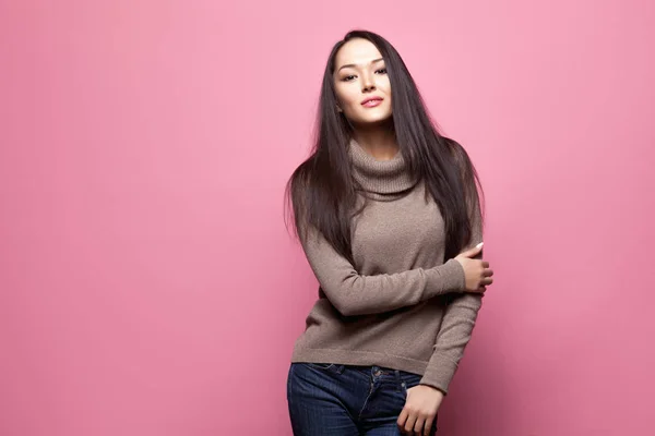 Hermosa Joven Suéter Gris Sobre Fondo Rosa — Foto de Stock