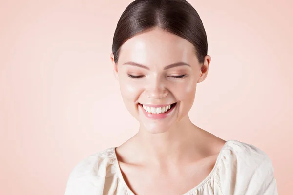 Joven Mujer Sonriente Con Piel Limpia Perfecta Cerca Retrato Belleza — Foto de Stock