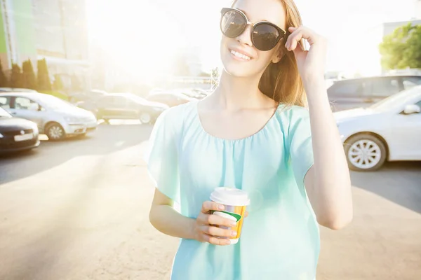 Schöne Junge Mädchen Mit Sonnenbrille Lächelnd Auf Der Sonnigen Straße — Stockfoto