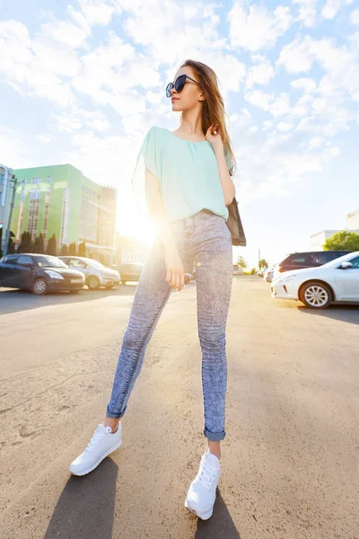 Belle Jeune Fille Avec Des Lunettes Soleil Souriant Sur Rue — Photo