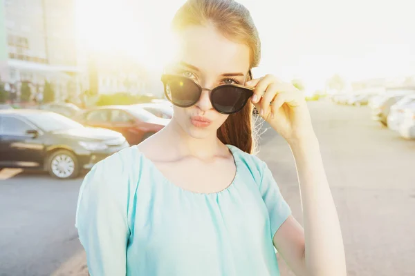 Mooi Jong Meisje Met Een Zonnebril Zonnige Street Levensstijl Concept — Stockfoto