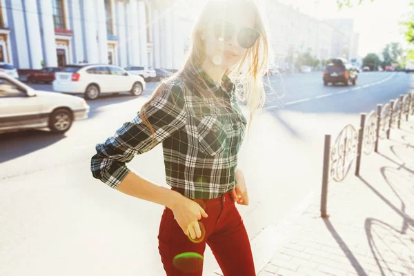 Vacker Ung Flicka Leende Soliga Gatan Livsstilskoncept — Stockfoto