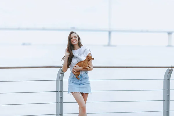 Ung Attraktiv Kvinna Går Med Hund Strandpromenaden Livsstilskoncept — Stockfoto