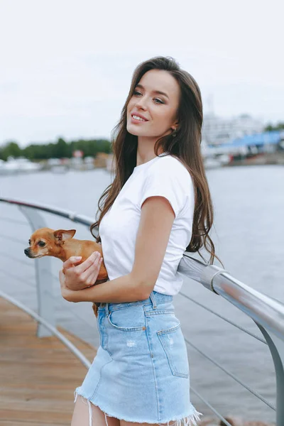Jonge Aantrekkelijke Vrouw Wandelen Met Hond Zeedijk Levensstijl Concept — Stockfoto