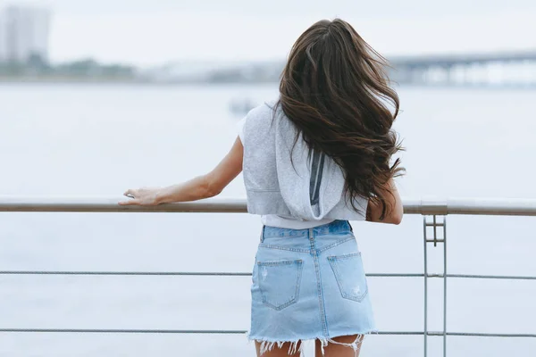 Jeune Femme Séduisante Tient Debout Avec Son Dos Sur Promenade — Photo