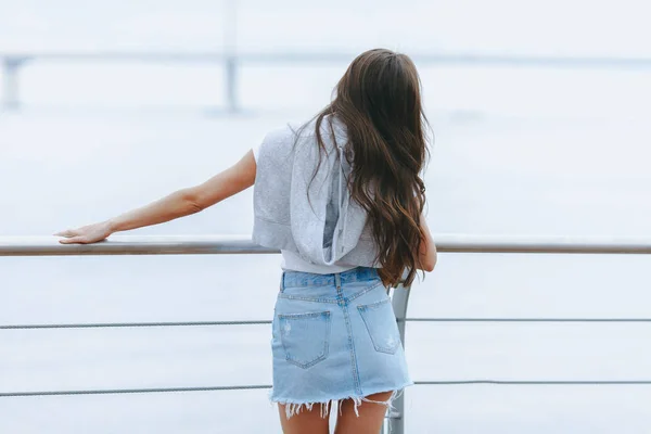 Jeune Femme Séduisante Tient Debout Avec Son Dos Sur Promenade — Photo