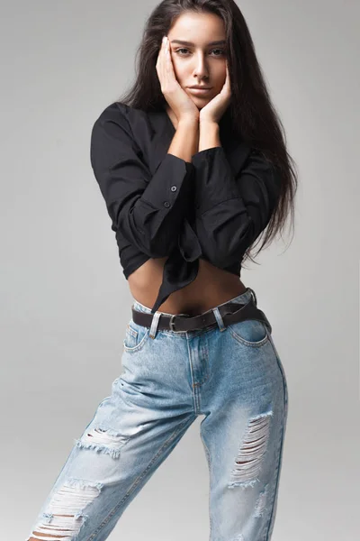 Jong Hipster Meisje Zwart Shirt Blauwe Bananenjeans Witte Achtergrond Modieuze — Stockfoto