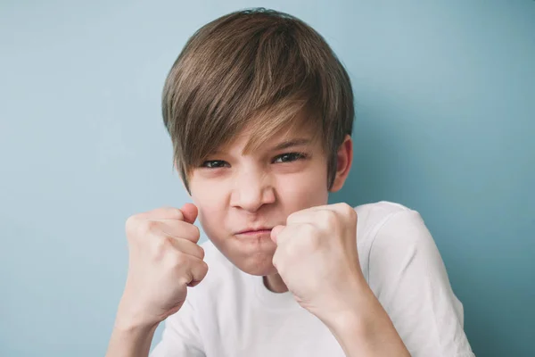 Junge Schreit Und Droht Scherzhaft Mit Fäusten Kampfhaltung Emotionales Konzept — Stockfoto