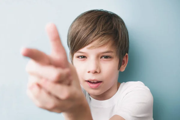 Junge Erzählt Scherzhaft Wie Von Den Fingern Die Kamera Geschossen — Stockfoto