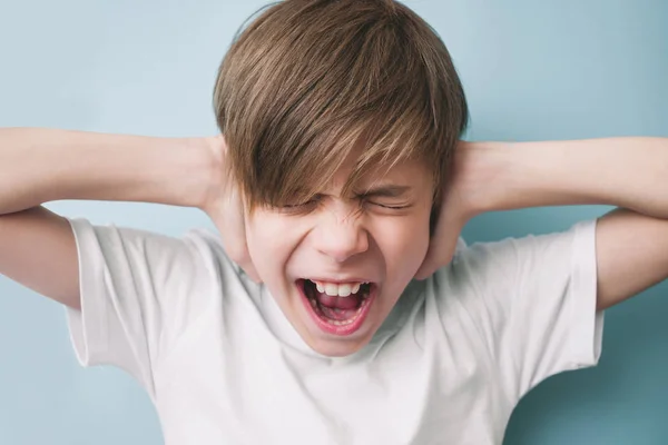 Schreiender Junge Schließt Aus Protest Augen Und Ohren Emotionales Konzept — Stockfoto