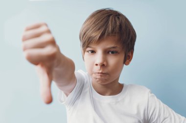Çocuğun parmağını aşağı jestleri. Duygu kavramı