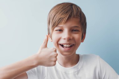 Başparmak gösterilmesini boy gülümseyerek. Duygu kavramı