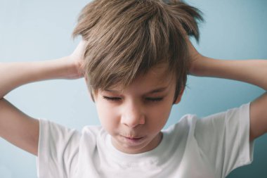 Baş ağrısı ile çocuk portresi. Duygu kavramı