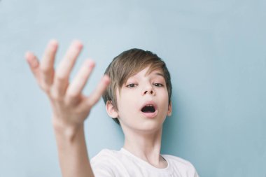 Çocuk elini ile şarkı söylüyor. Duygu kavramı