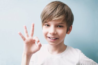 Tamam gösterilen boy gülümseyerek. Duygu kavramı