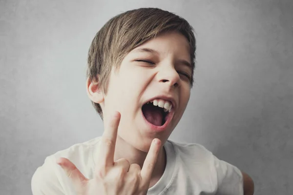 Junge Gestikuliert Mit Der Hand Und Schreit Siegerkonzept — Stockfoto