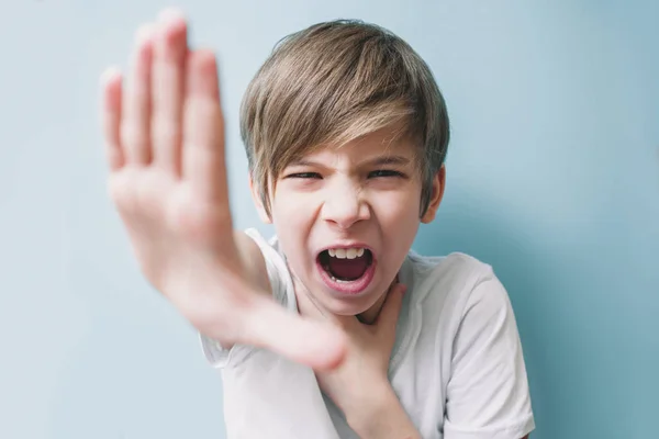 Wütender Junge Schreit Und Zeigt Aufhören Emotionales Konzept — Stockfoto