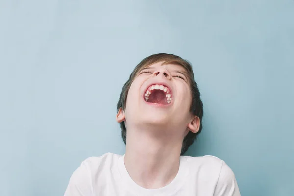 少年は 彼の頭を投げることハード 笑します 感情の概念 — ストック写真