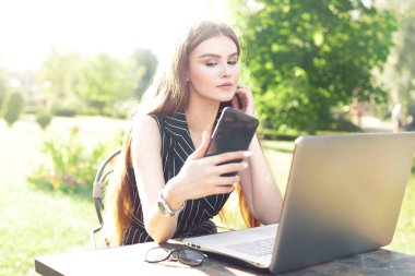 Genç çekici kadın telefonu açık Cafe selfie yapıyor. Yaşam tarzı iş portre
