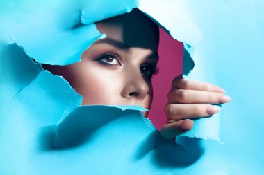 Aralık içinde karton ile temiz mükemmel cilt genç güzel kadın. Güzellik Portresi