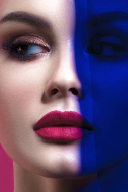 Mavi filtreli temiz mükemmel cilt genç güzel kadın. Güzellik Portresi