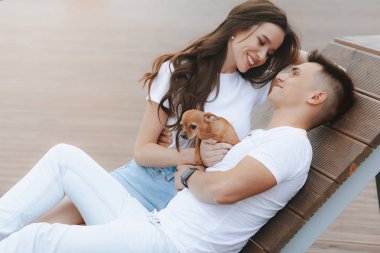 Genç mutlu çift yürüyüş ile küçük köpek. Yaşam tarzı kavramı