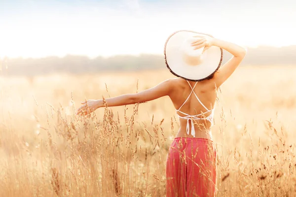 Gün batımında alanında genç çekici kız. Açık havada romantik kavramı