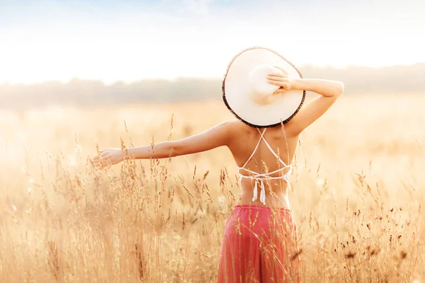 Gün batımında alanında genç çekici kız. Açık havada romantik kavramı