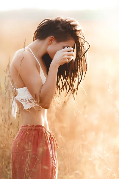 Aantrekkelijk Meisje Met Camera Veld Bij Zonsondergang Romantische Concept Van — Stockfoto