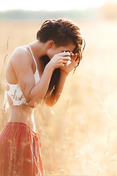 Jeune Fille Attrayante Avec Caméra Dans Champ Coucher Soleil Plein — Photo