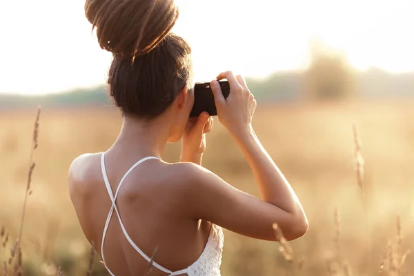 Aantrekkelijk Meisje Met Camera Veld Bij Zonsondergang Romantische Concept Van — Stockfoto