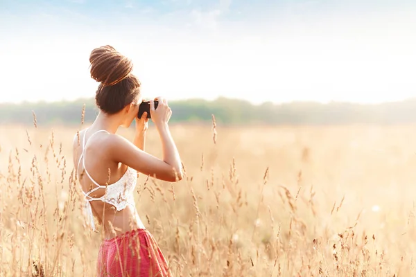 Jeune Fille Attrayante Avec Caméra Dans Champ Coucher Soleil Plein — Photo