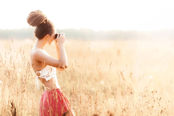 Aantrekkelijk Meisje Met Camera Veld Bij Zonsondergang Romantische Concept Van — Stockfoto