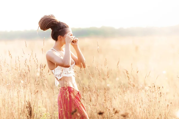 Aantrekkelijk Meisje Met Camera Veld Bij Zonsondergang Romantische Concept Van — Stockfoto
