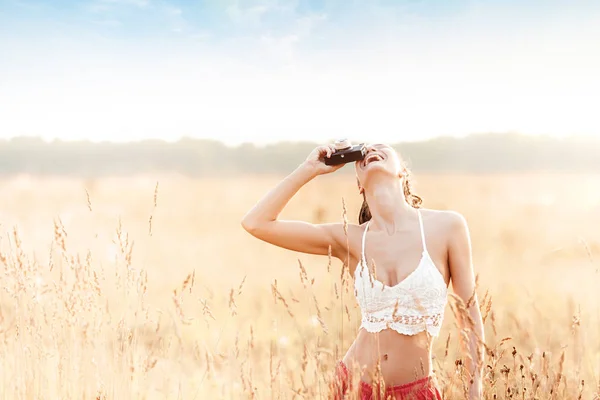 Jeune Fille Attrayante Avec Caméra Dans Champ Coucher Soleil Plein — Photo