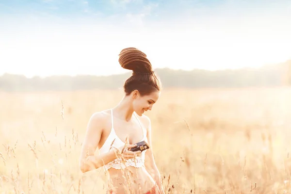 Joven Chica Atractiva Con Cámara Campo Atardecer Concepto Romántico Aire —  Fotos de Stock