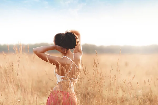 Jeune Fille Attrayante Dans Champ Coucher Soleil Plein Air Concept — Photo