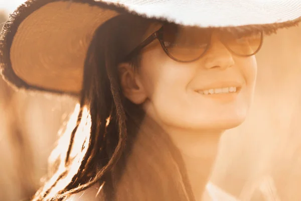 年轻的微笑迷人的女孩在田野上日落 户外浪漫概念 — 图库照片