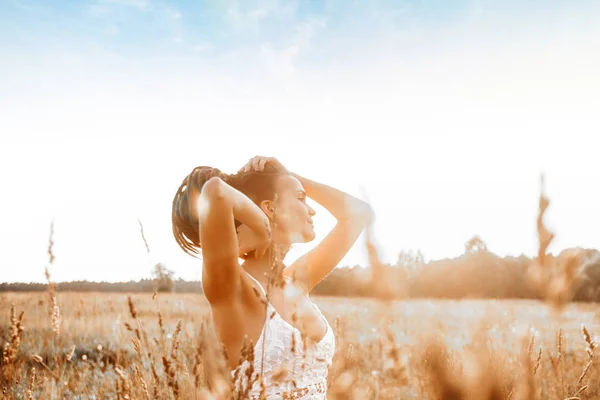 Aantrekkelijk Meisje Gebied Bij Zonsondergang Romantische Concept Van Buitenleven — Stockfoto