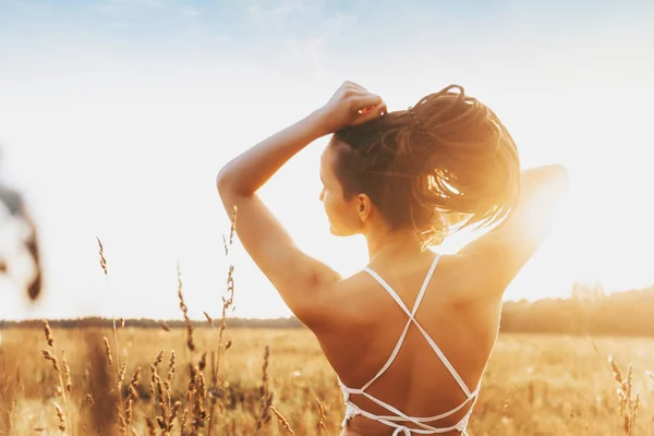 Jeune Fille Attrayante Dans Champ Coucher Soleil Plein Air Concept — Photo