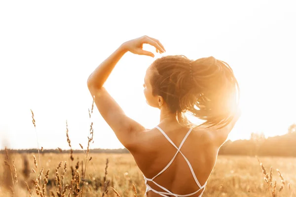 Aantrekkelijk Meisje Gebied Bij Zonsondergang Romantische Concept Van Buitenleven — Stockfoto