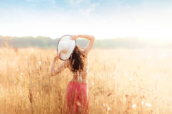 Gün batımında alanında genç çekici kız. Açık havada romantik kavramı