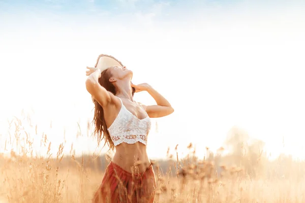 Jeune Fille Attrayante Souriante Dans Champ Coucher Soleil Plein Air — Photo