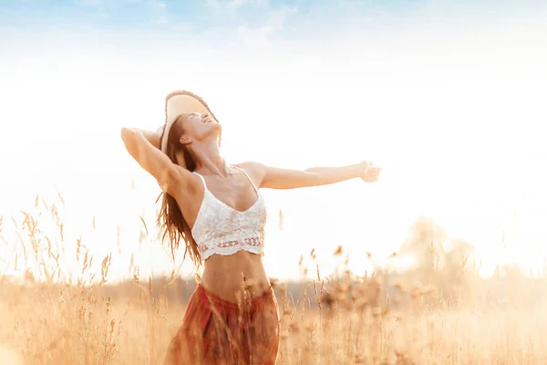 Lachende Aantrekkelijk Meisje Gebied Bij Zonsondergang Romantische Concept Van Buitenleven — Stockfoto